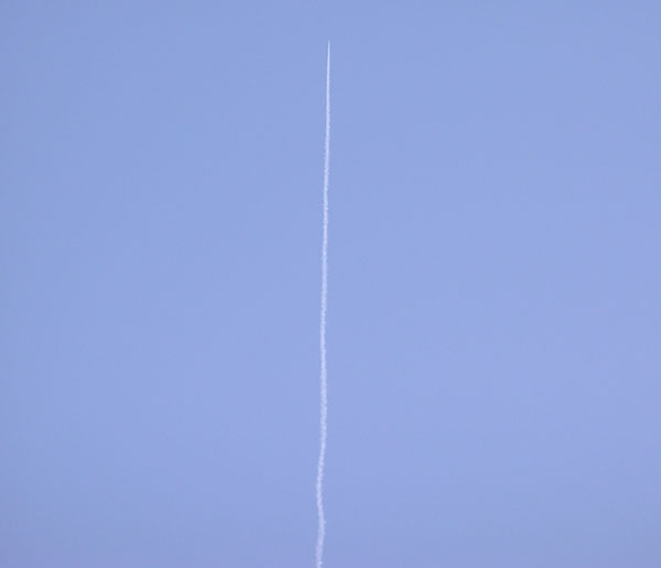 Contrail straking up